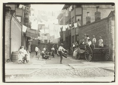 ミル村の遊び場（長屋横丁の遊び場）、ボストン 作： Lewis Wickes Hine