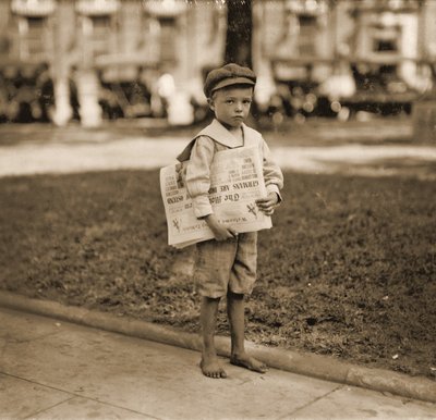 新聞販売者の肖像、1910年頃 作： Lewis Wickes Hine
