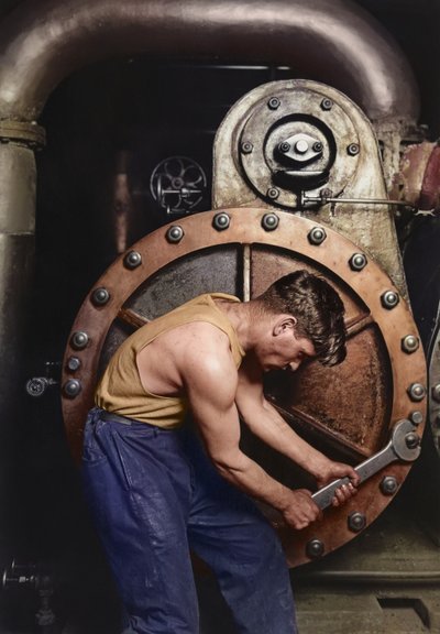 1920年頃の蒸気ポンプで働く発電所の整備士（カラー写真） 作： Lewis Wickes Hine