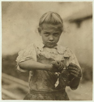 ロージー、7歳、文盲、1913年サウスカロライナ州ブラフトンのVarn und Platt Canning Companyでオイスターシャッカーとして2年働いた 作： Lewis Wickes Hine