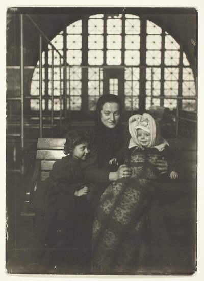 ロシア人家族、エリス島 作： Lewis Wickes Hine