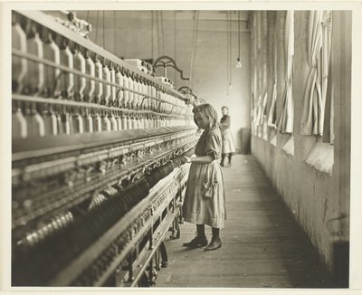 サウスカロライナ州ランカスターの綿紡績工場、セディ・ファイファー 作： Lewis Wickes Hine