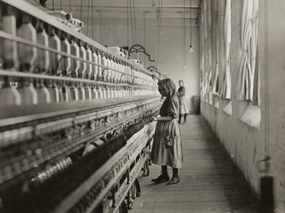 サウスカロライナ州ランカスターの綿紡績工場、セディ・ファイファー 作： Lewis Wickes Hine