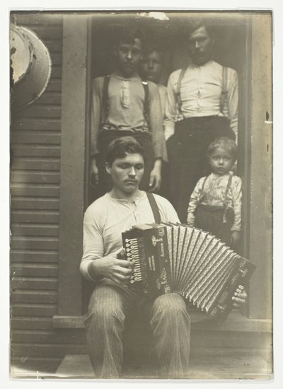 ピッツバーグ地域のスロバキア人鉄鋼労働者、夕食後にくつろぐ 作： Lewis Wickes Hine