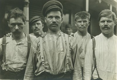 1907-8年、ペンシルベニア州ホームステッド、ロシアボーディングハウスの鉄鋼労働者（ゼラチンシルバープリント） 作： Lewis Wickes Hine