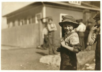 1913年アラバマ州ハンツビルのメリマックミルズで安定した仕事をしている、読めない10歳のチャーリーフォスター 作： Lewis Wickes Hine