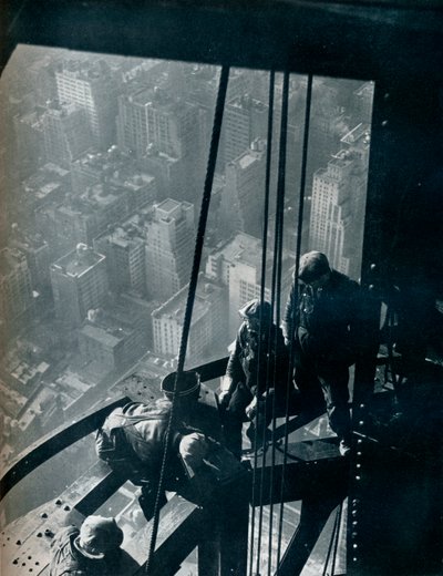 マストの最終段階、通りは約4マイル下にあります。c1931 作： Lewis Wickes Hine