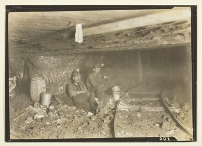 このような天井の低い場所で、鉱夫たちは昼食をとり、少し休むのが好きだ。 作： Lewis Wickes Hine