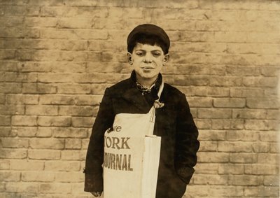 「ボローニャ」として知られる11歳のトニーカザーレ、4年間紙を売っていたが、父親が十分に売れなかったためにコネチカット州ハートフォードで売られた1909年 作： Lewis Wickes Hine