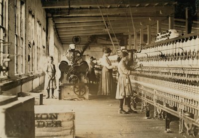 1908年、ノースカロライナ州ニュートンのカタウバコットンミルズにある2つの若い紡績工場 作： Lewis Wickes Hine