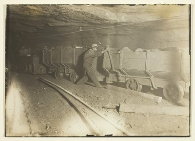 無題（炭鉱の炭車） 作： Lewis Wickes Hine