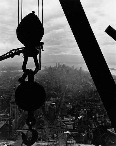 エンパイアステートビルディングからのロウアーマンハッタンの眺め、1931年 作： Lewis Wickes Hine