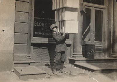 ワゴンボーイやテールボーイがワゴンの積み込みを手伝う様子（1914年頃 作： Lewis Wickes Hine