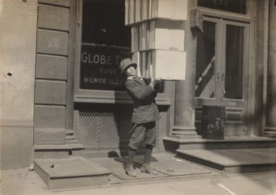 荷車への積み込みを手伝うワゴン・ボーイ（テール・ボーイ）。1914年（写真） 作： ルイス・ウィックス・ハイン