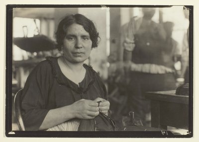 女性縫製工 作： Lewis Wickes Hine