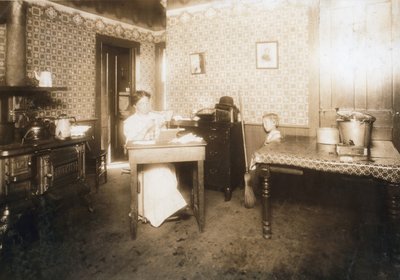 1912年頃、キッチンの歯ブラシに毛を挿入する女性 作： Lewis Wickes Hine
