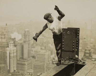 デリック・クルーにハイ・シグナルを送る作業員 作： Lewis Wickes Hine