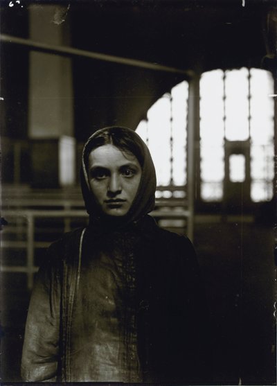 若いロシアのユダヤ人、エリス島、1905 作： Lewis Wickes Hine