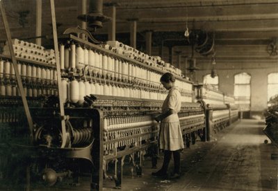 綿工場、西部、テキサス、米国で紡績工として働いている若い十代の少女c。 1913 作： Lewis Wickes Hine