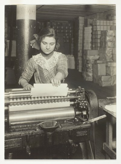 紙箱工場の若い労働者 作： Lewis Wickes Hine
