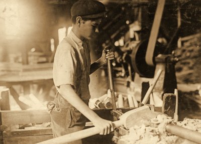 ワークショップの少年c.1936 作： Lewis Wickes Hine