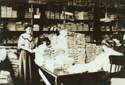 物置で書類を整理する若い女性、1905年頃 作： Lewis Wickes Hine
