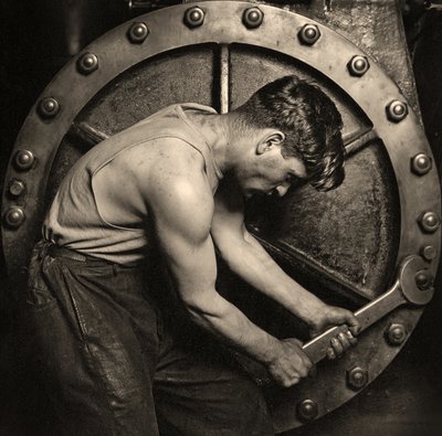 1920年頃の蒸気ポンプに取り組んでいる発電所の機械工のクローズアップ（写真） 作： Lewis Wickes Hine