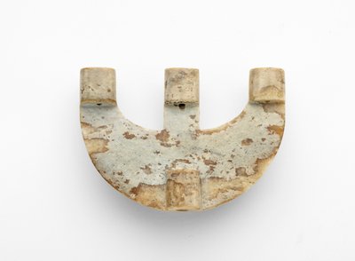 装飾が施された弧状のペンダント、紀元前3300〜2250年 作： Liangzhu culture