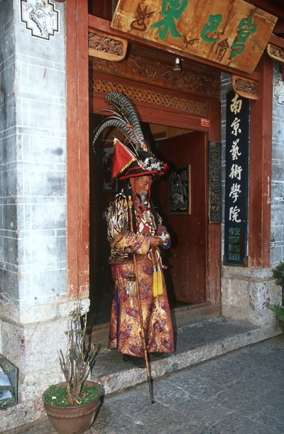 中国、雲南省、麗江、ナシ族の民族衣装を着た男性 作： Unbekannt Unbekannt