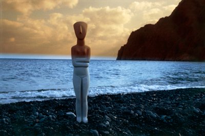 キクラデス諸島（ギリシャ）、ビーチに立つキクラデス文明のアイドル（写真 作： Unbekannt Unbekannt