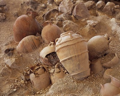 破損したアンフォラのハイアングル写真、テラ島アクロティリ、サントリーニ島、キクラデス諸島、南エーゲ海、ギリシャ 作： Unbekannt Unbekannt