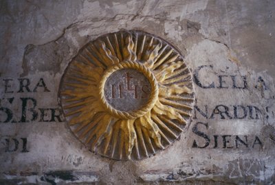 イタリア、トスカーナ州フィエーゾレの聖フランシスコ修道院、サン・ベルナルディーノ寮の独房にある太陽を描いた碑文とレリーフ 作： Unbekannt Unbekannt