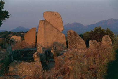 イタリア、サルデーニャ島、アルザチェナ、オルビア・テンピオ県、リ・ロンギ巨人の墓、背面図 作： Unbekannt Unbekannt
