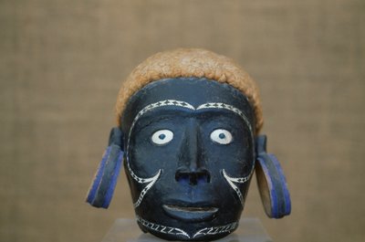 ピアスをつけた男性の頭、彫刻 作： Unbekannt Unbekannt