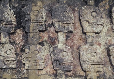 チチェン・イッツァ遺跡の「頭蓋骨の壁」の細部にある人間の頭蓋骨を描いたレリーフ（ユネスコ世界文化遺産 作： Unbekannt Unbekannt
