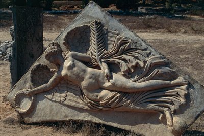 勝利の翼を持つ神々を描いたセプティマス・セウェルスのアーチのレリーフ、リビア、歴史的トリポリタニア、レプティス・マグナ（ユネスコ世界遺産登録 作： Unbekannt Unbekannt