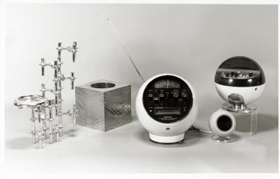 レトロなテーブル、ゴミ箱、音楽プレーヤー（モノクロ写真 作： Unbekannt Unbekannt