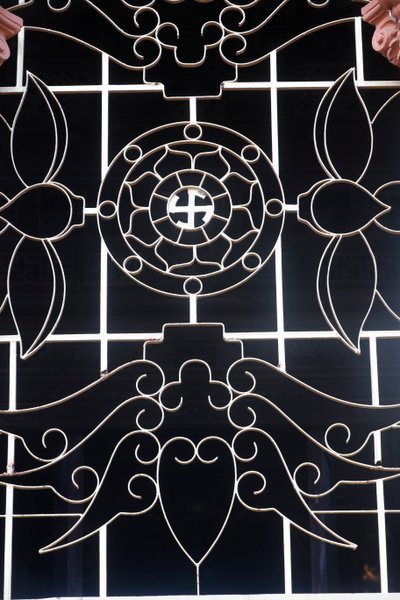 Vinh Trang仏教寺院、仏教のシンボル。法輪とスヴァスティカ（ベトナム、ミトー）（写真 作： Unbekannt Unbekannt