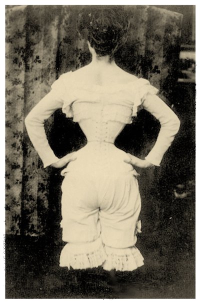 コルセットをつけた女性 1865年頃（写真 作： Unbekannt Unbekannt
