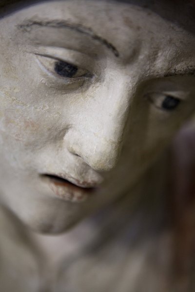 ボンネットの聖女（塗られた石） 作： Ligier Richier