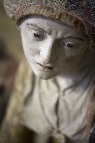 ボンネットの聖女（塗られた石） 作： Ligier Richier