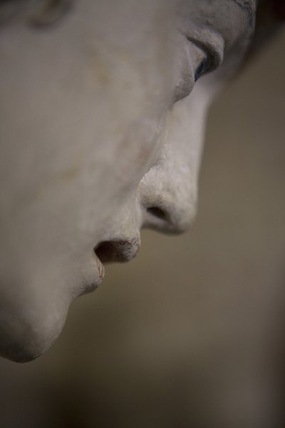 ボンネットをかぶった聖女（石を描いたもの 作： Ligier Richier