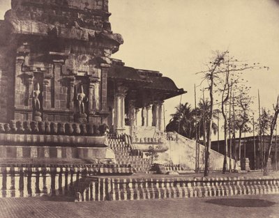 タンジョール1858年3月～4月、大パゴダ、入り口から外を見る（写真） 作： リンネ・トライプ