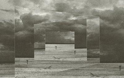 宇宙での冒険 (白黒写真) 作： Lionel Wendt