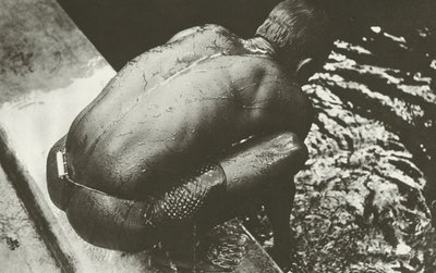 井戸にて（白黒写真） 作： Lionel Wendt