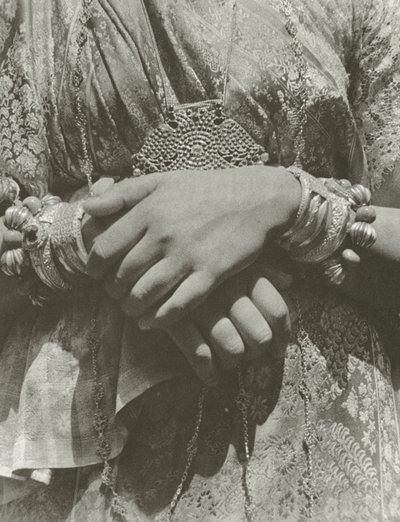 キャンディの女性の手 (白黒写真) 作： Lionel Wendt