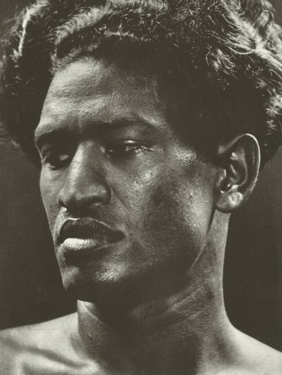 ラマンヘッド（白黒写真） 作： Lionel Wendt