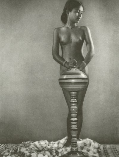 ヌード研究（白黒写真） 作： Lionel Wendt