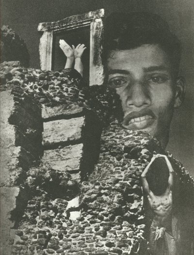 バランスの取れた困惑の惨めさ (白黒写真) 作： Lionel Wendt