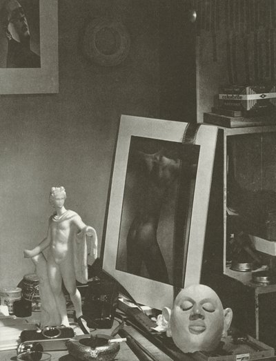 乱雑な作業台 (白黒写真) 作： Lionel Wendt
